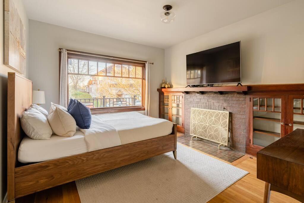 Stay Portland - Well-Preserved Quintessential 1922 Craftsman view 5