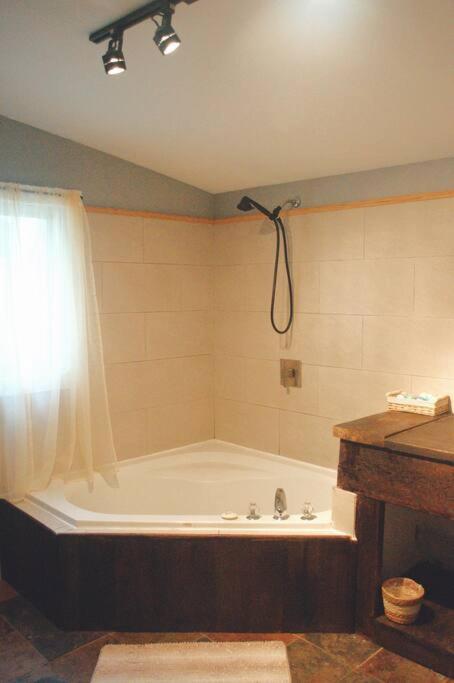 Escape to Corry Lake Cottage