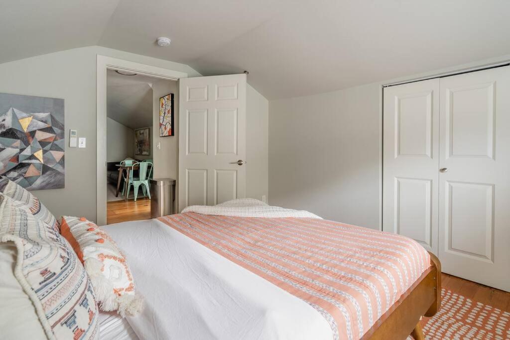 Stay Portland - Cozy Attic Hideaway in Laurelhurst view 2