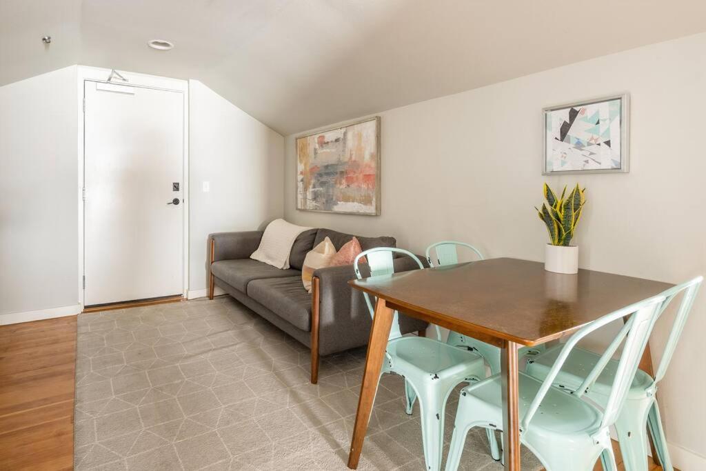 Stay Portland - Cozy Attic Hideaway in Laurelhurst view 3