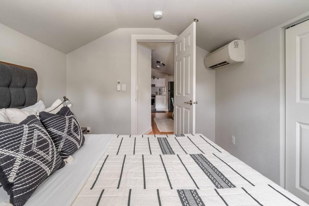 Stay Portland - Cozy Attic Hideaway in Laurelhurst view 4