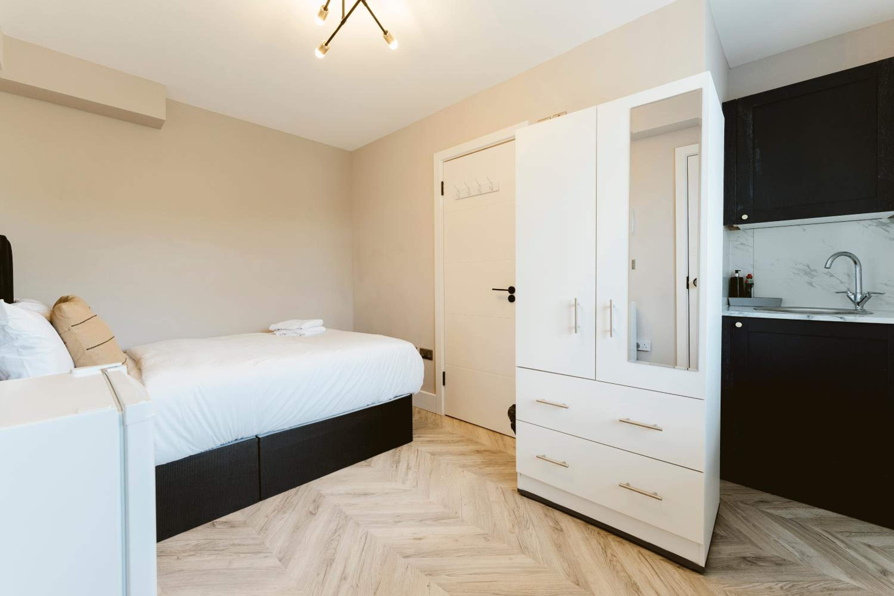 West Drayton Vacations - West Drayton Self Contained Studios - Property Image 3