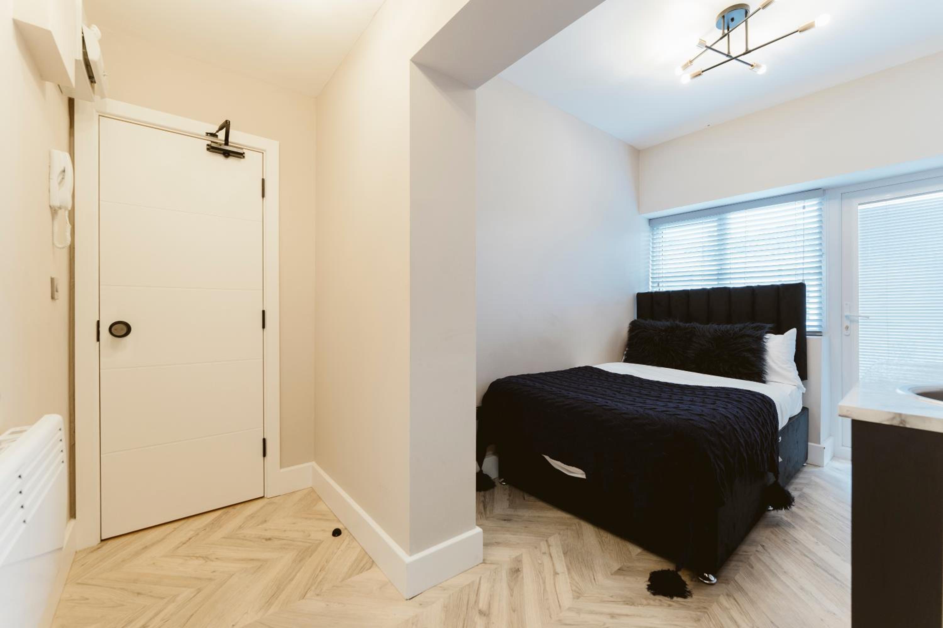 West Drayton Vacations - West Drayton Self Contained Studios - Property Image 5
