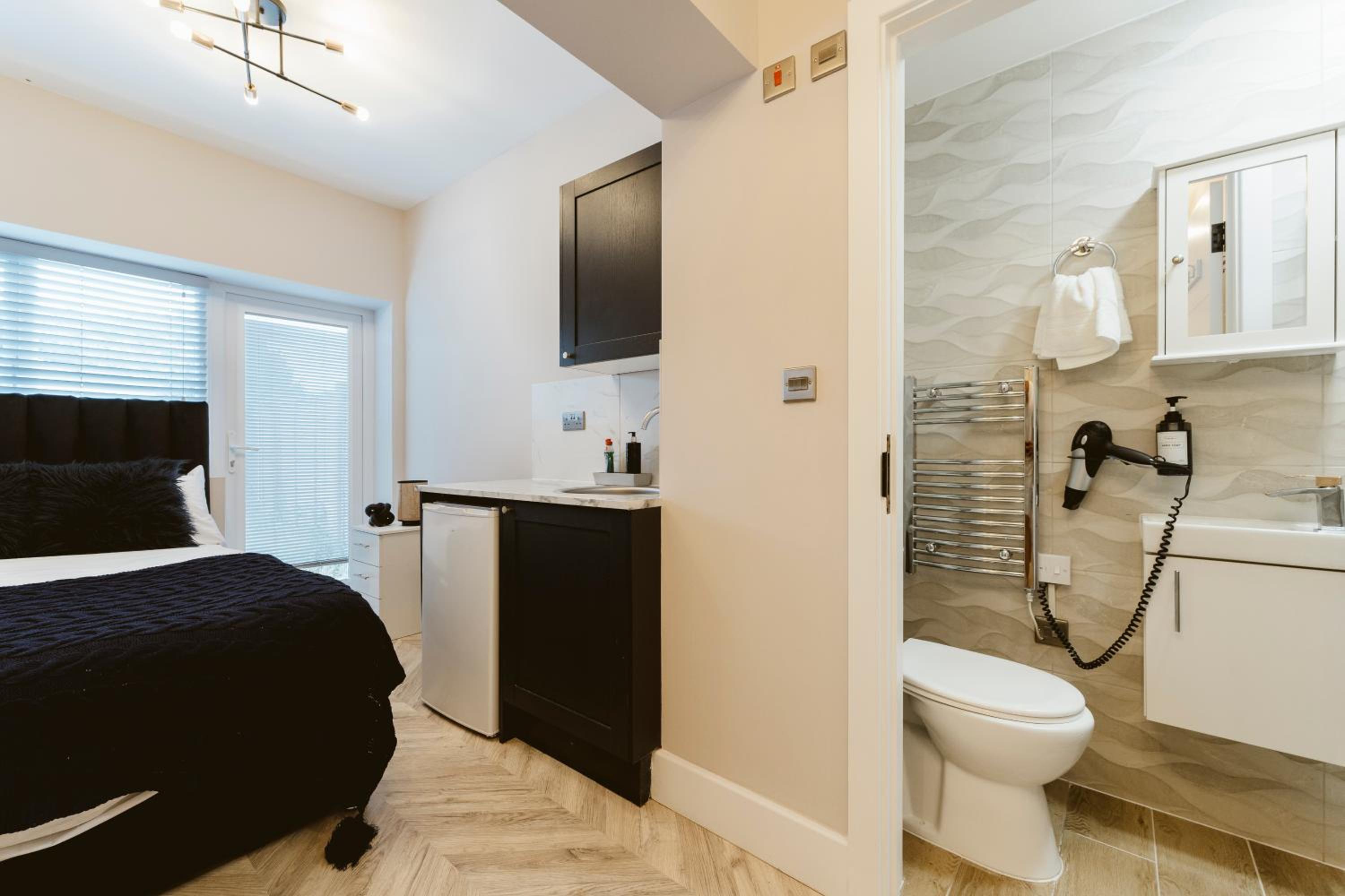 West Drayton Vacations - West Drayton Self Contained Studios - Property Image 4