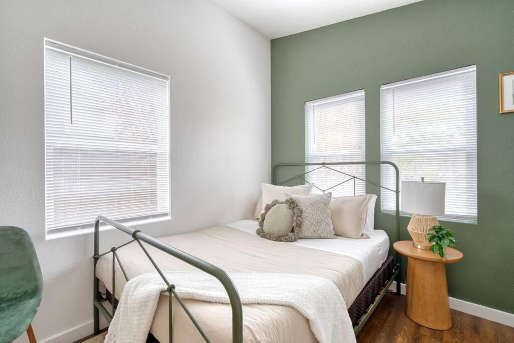 Stay Portland - Urban Cabin Studio - Breweries & Local Eateries view 5