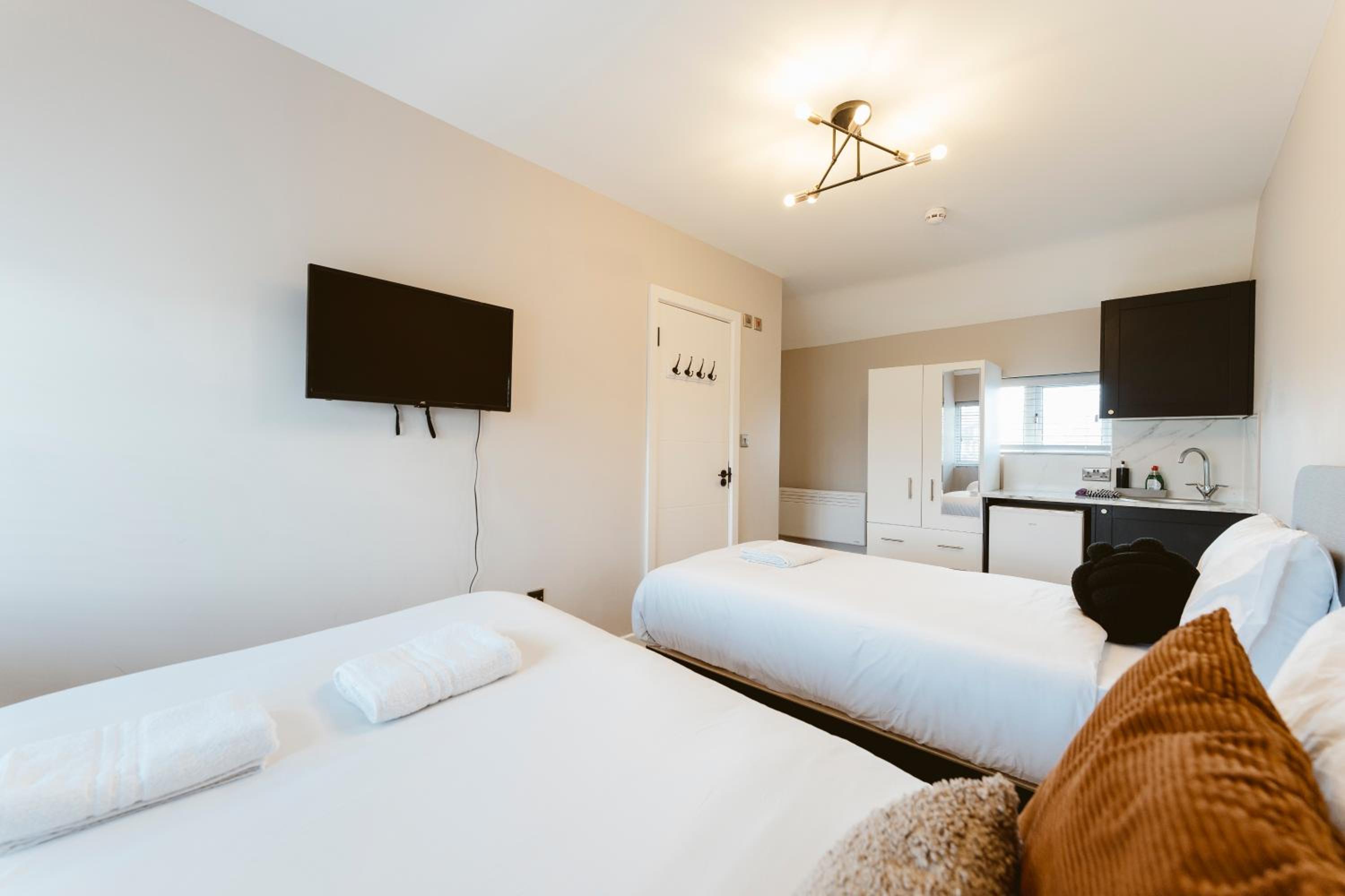 West Drayton Vacations - West Drayton Self Contained Studios - Property Image 9