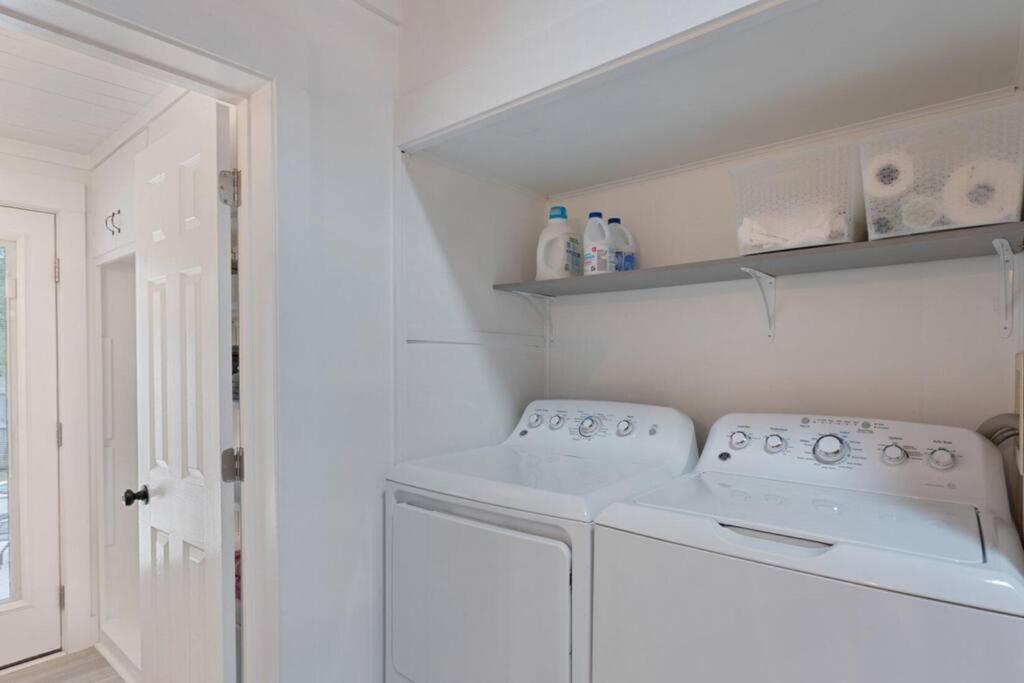 Charming 1960s Cottage, 5 Min Walk to Beach and Shops view 3