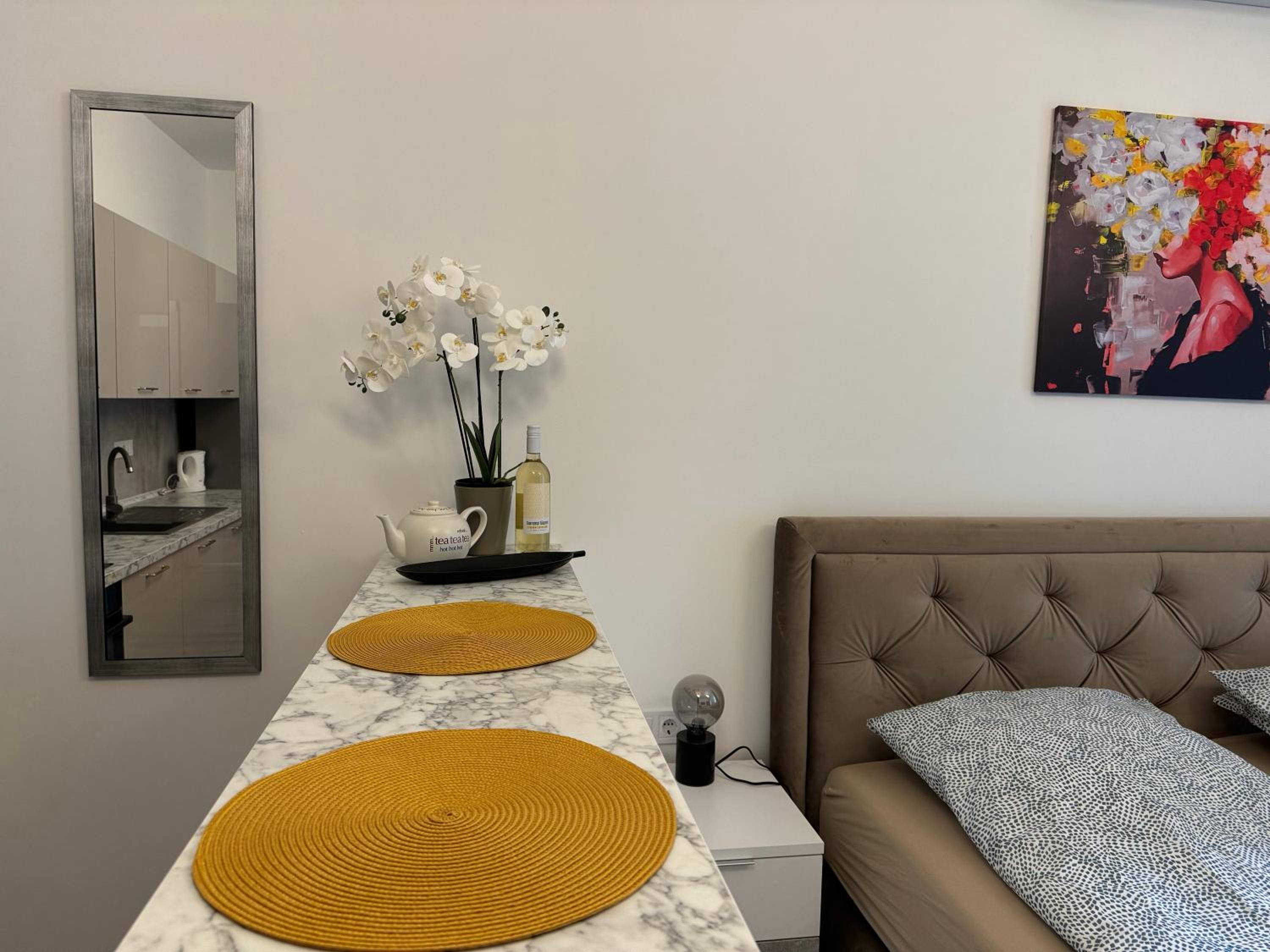 Suzannah Apartment by the Danube view 3