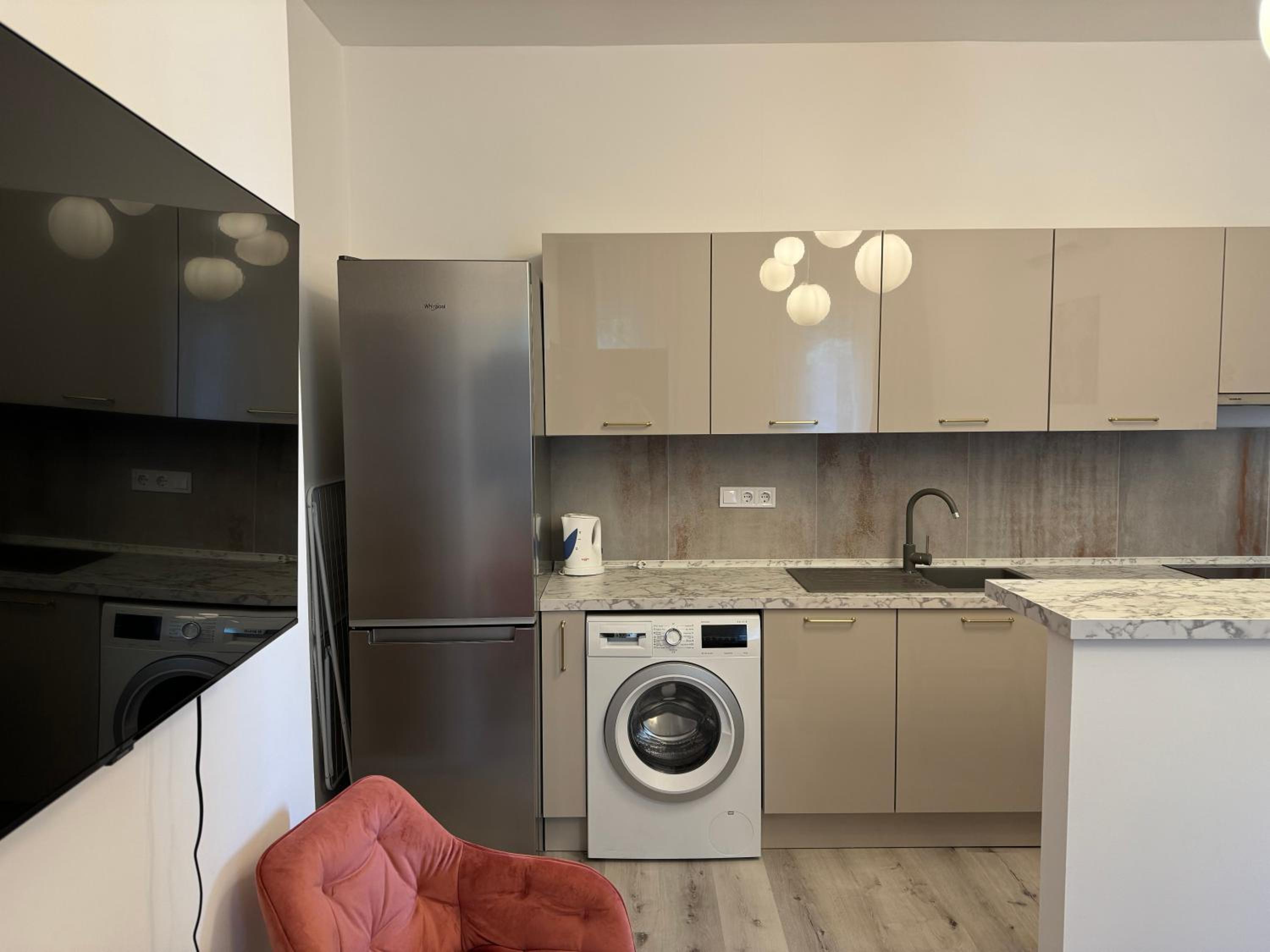 Suzannah Apartment by the Danube view 2