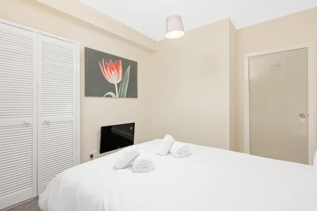 Two Bedroom Apartment-Central Edinburgh-Old Town-licensed view 3