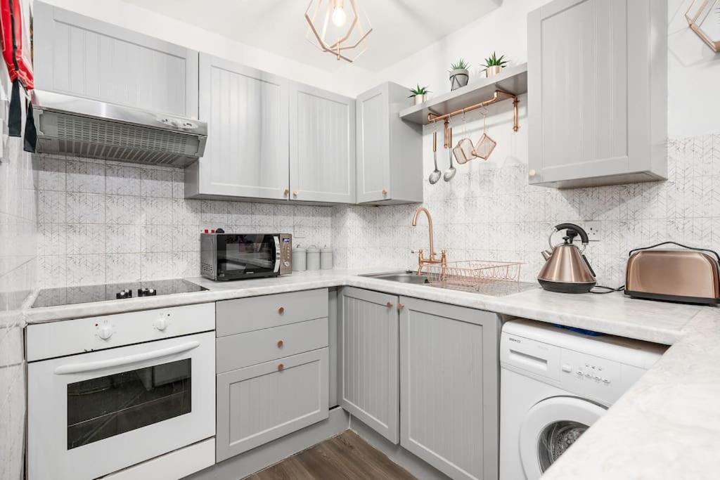 Two Bedroom Apartment-Central Edinburgh-Old Town-licensed view 4