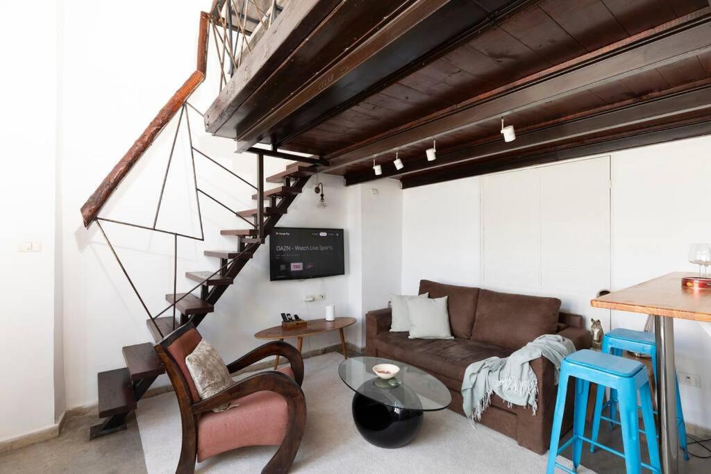 Cozy Tiny House in Neve Tzedek, 3m walk to Beach! view 2