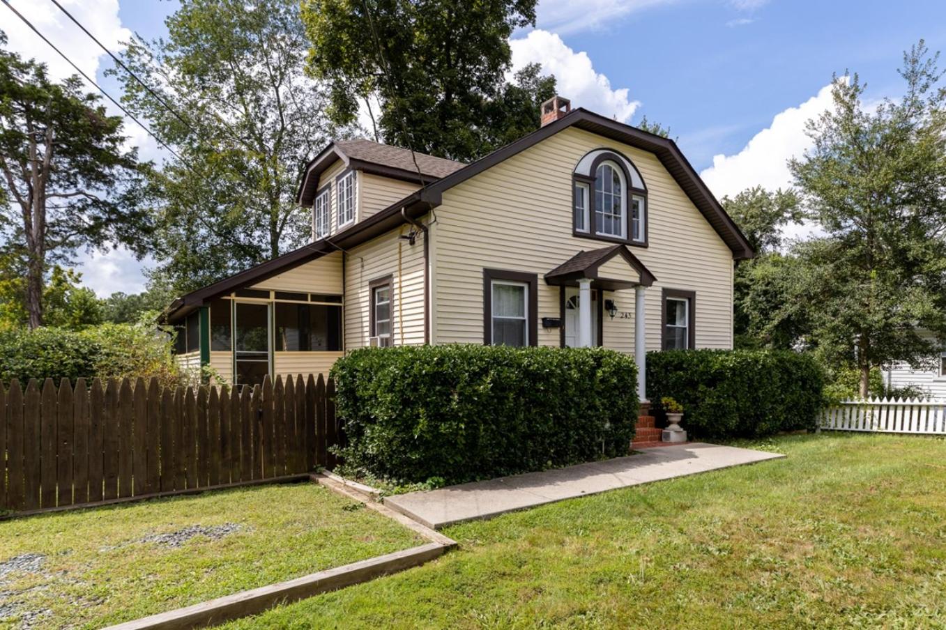 Cheerful 3 Bedroom Home, Walk To Uvastadium view 2