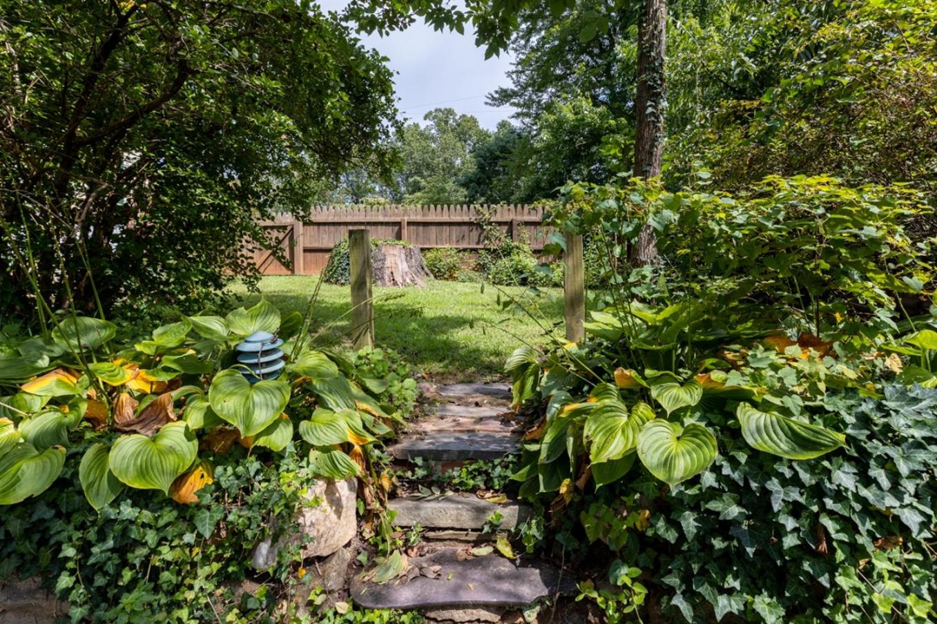Cheerful 3 Bedroom Home, Walk To Uvastadium view 5