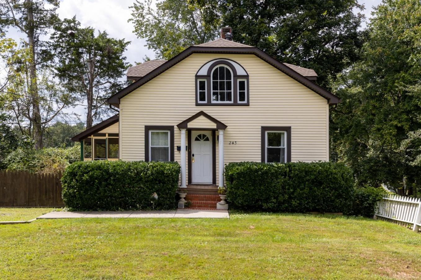 Cheerful 3 Bedroom Home, Walk To Uvastadium view 3