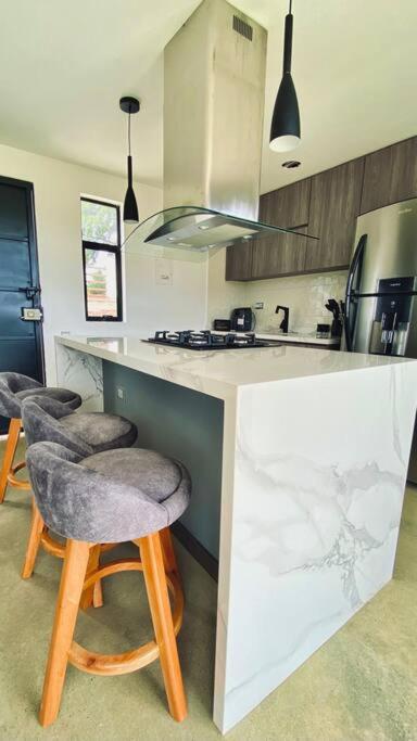 Villa moderna con una hermosa piscina, fogata y BBQ