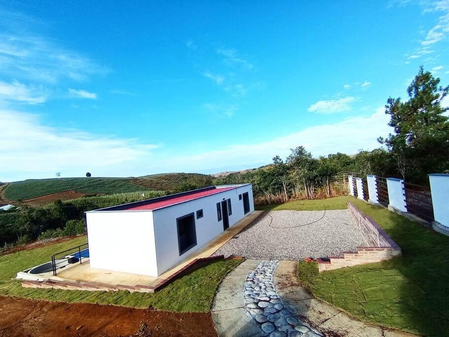 Villa moderna con una hermosa piscina, fogata y BBQ