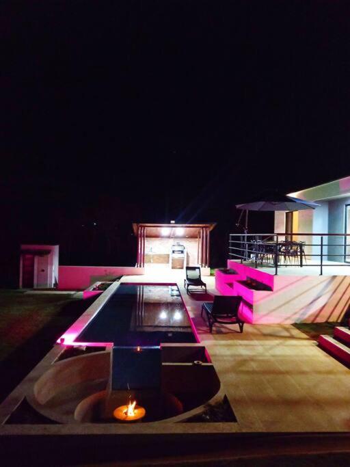 Villa moderna con una hermosa piscina, fogata y BBQ