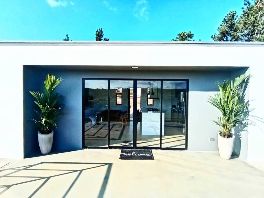 Villa moderna con una hermosa piscina, fogata y BBQ