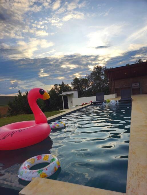 Villa moderna con una hermosa piscina, fogata y BBQ