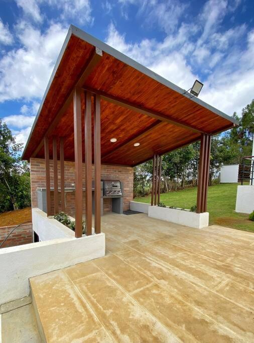 Villa moderna con una hermosa piscina, fogata y BBQ