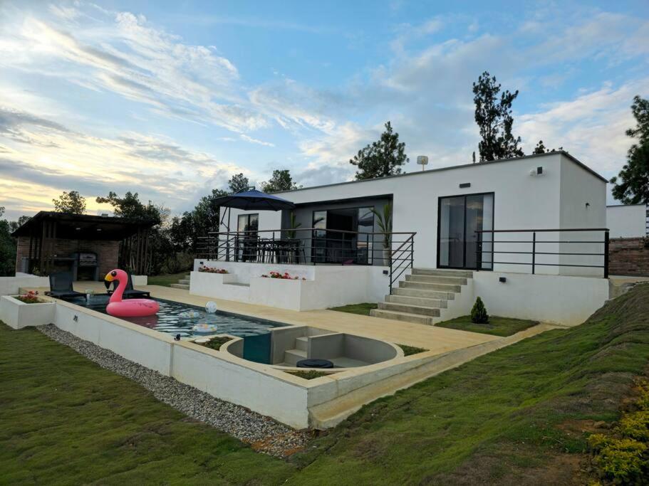 Villa moderna con una hermosa piscina, fogata y BBQ