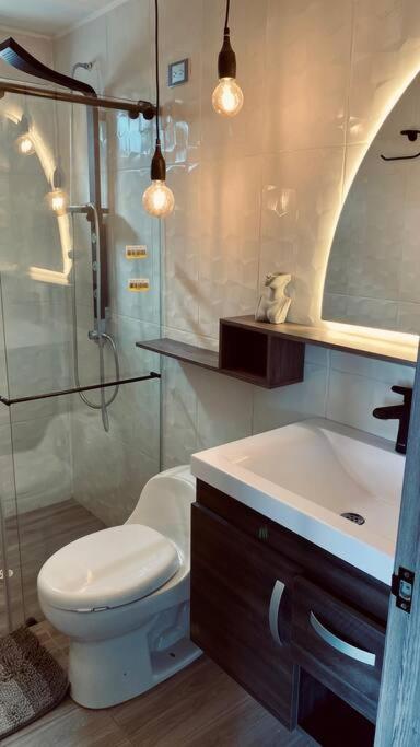 Villa moderna con una hermosa piscina, fogata y BBQ