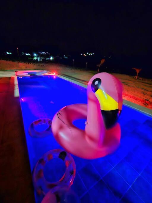 Villa moderna con una hermosa piscina, fogata y BBQ