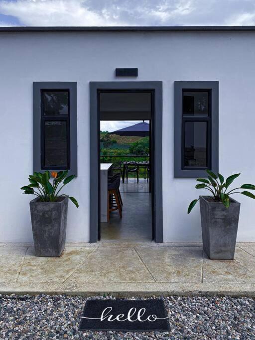 Villa moderna con una hermosa piscina, fogata y BBQ
