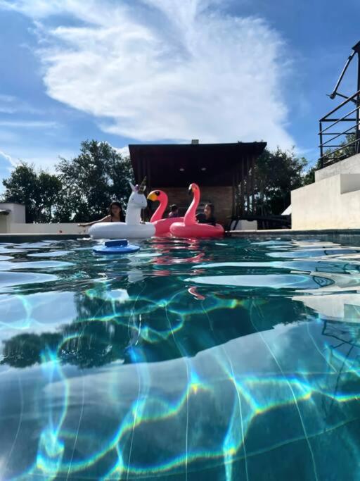 Villa moderna con una hermosa piscina, fogata y BBQ