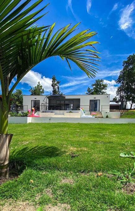 Villa moderna con una hermosa piscina, fogata y BBQ