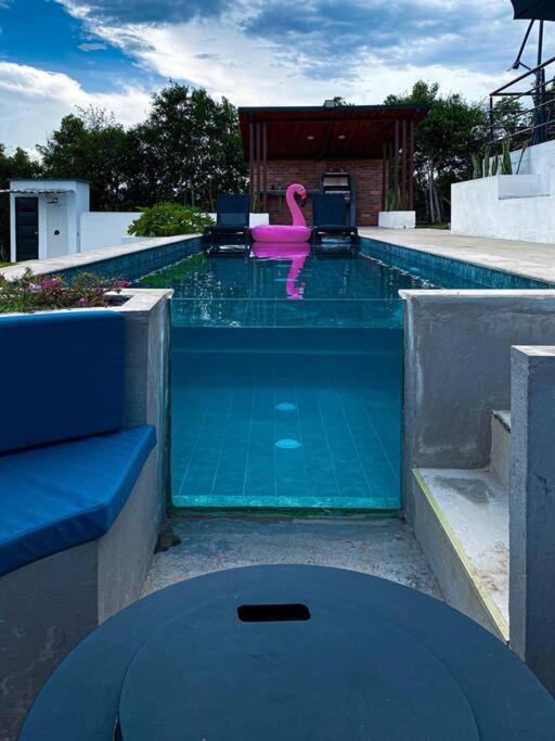 Villa moderna con una hermosa piscina, fogata y BBQ
