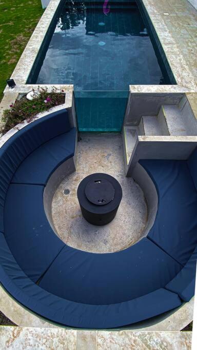 Villa moderna con una hermosa piscina, fogata y BBQ