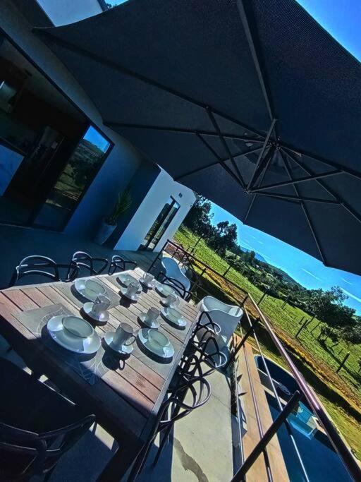 Villa moderna con una hermosa piscina, fogata y BBQ