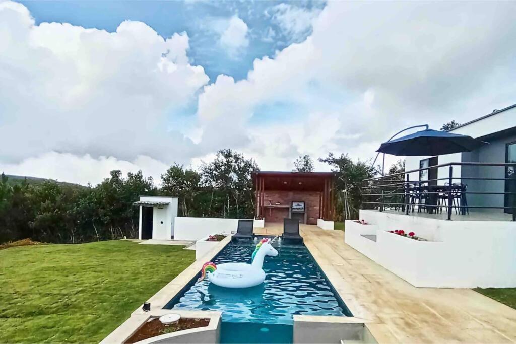 Villa moderna con una hermosa piscina, fogata y BBQ