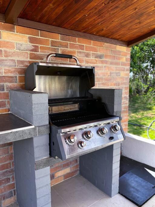 Villa moderna con una hermosa piscina, fogata y BBQ