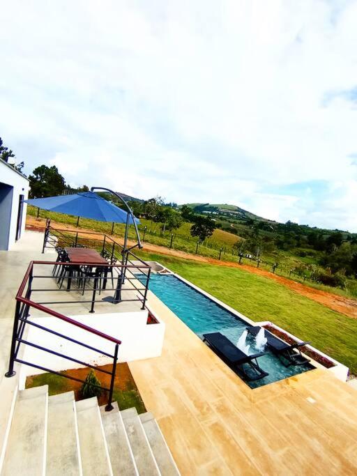 Villa moderna con una hermosa piscina, fogata y BBQ