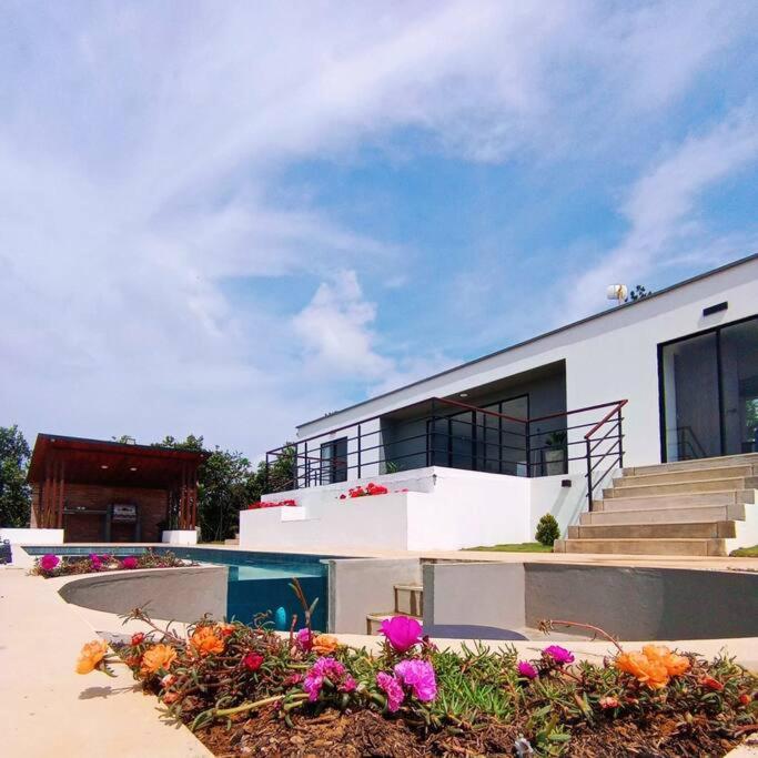 Villa moderna con una hermosa piscina, fogata y BBQ