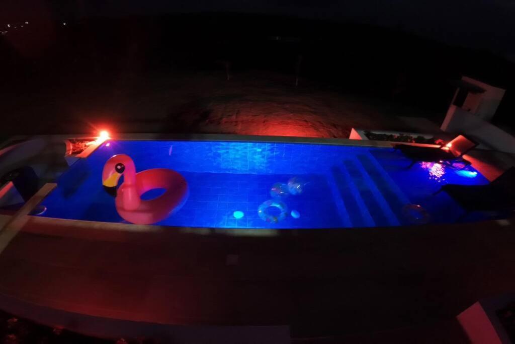 Villa moderna con una hermosa piscina, fogata y BBQ