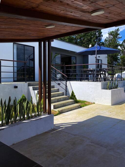 Villa moderna con una hermosa piscina, fogata y BBQ