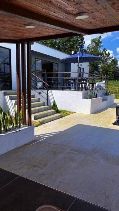 Villa moderna con una hermosa piscina, fogata y BBQ
