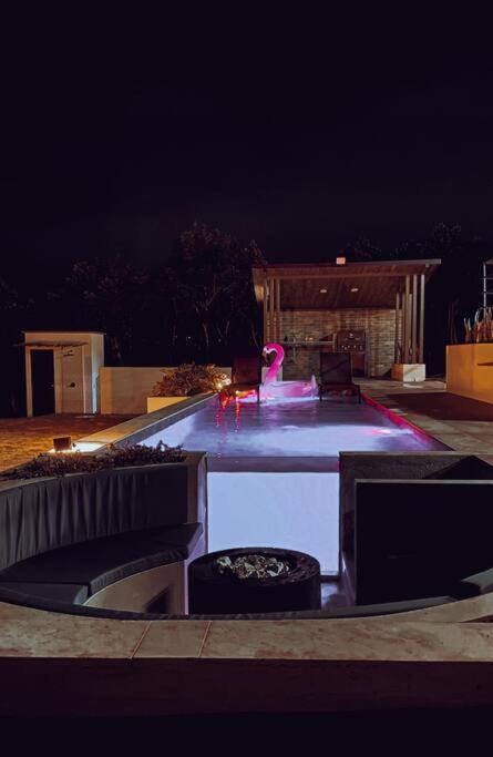Villa moderna con una hermosa piscina, fogata y BBQ