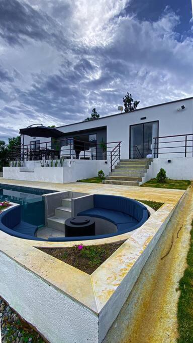 Villa moderna con una hermosa piscina, fogata y BBQ