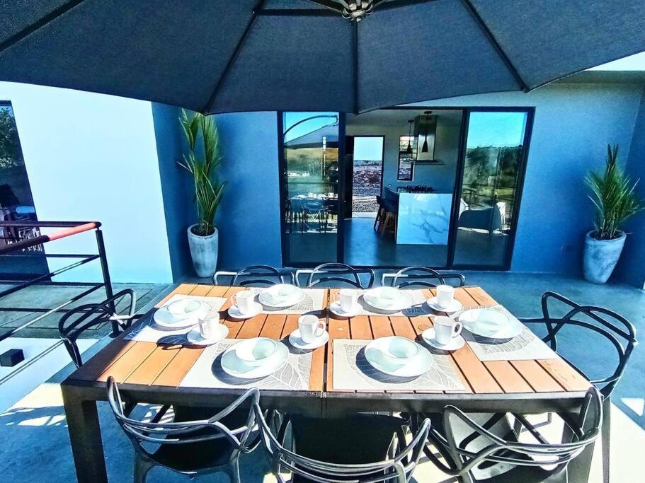 Villa moderna con una hermosa piscina, fogata y BBQ