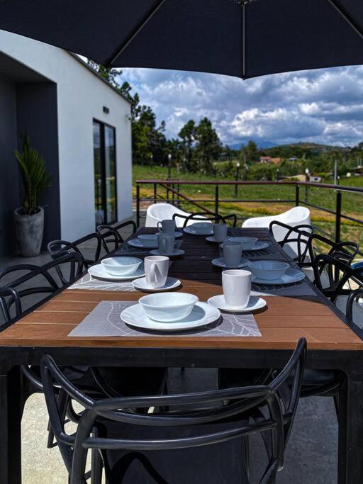 Villa moderna con una hermosa piscina, fogata y BBQ