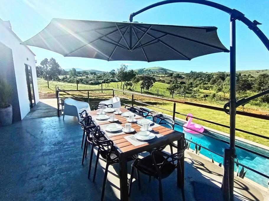 Villa moderna con una hermosa piscina, fogata y BBQ