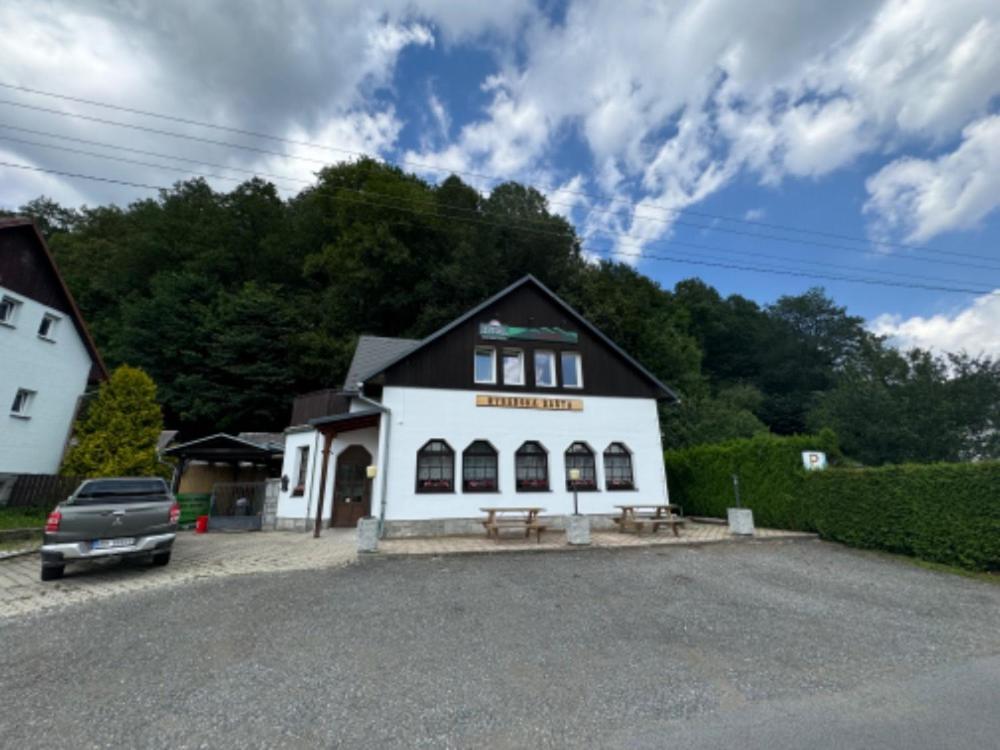 Penzion a Rybářská bašta U Jesetera