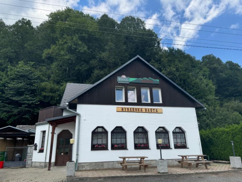 Penzion a Rybářská bašta U Jesetera