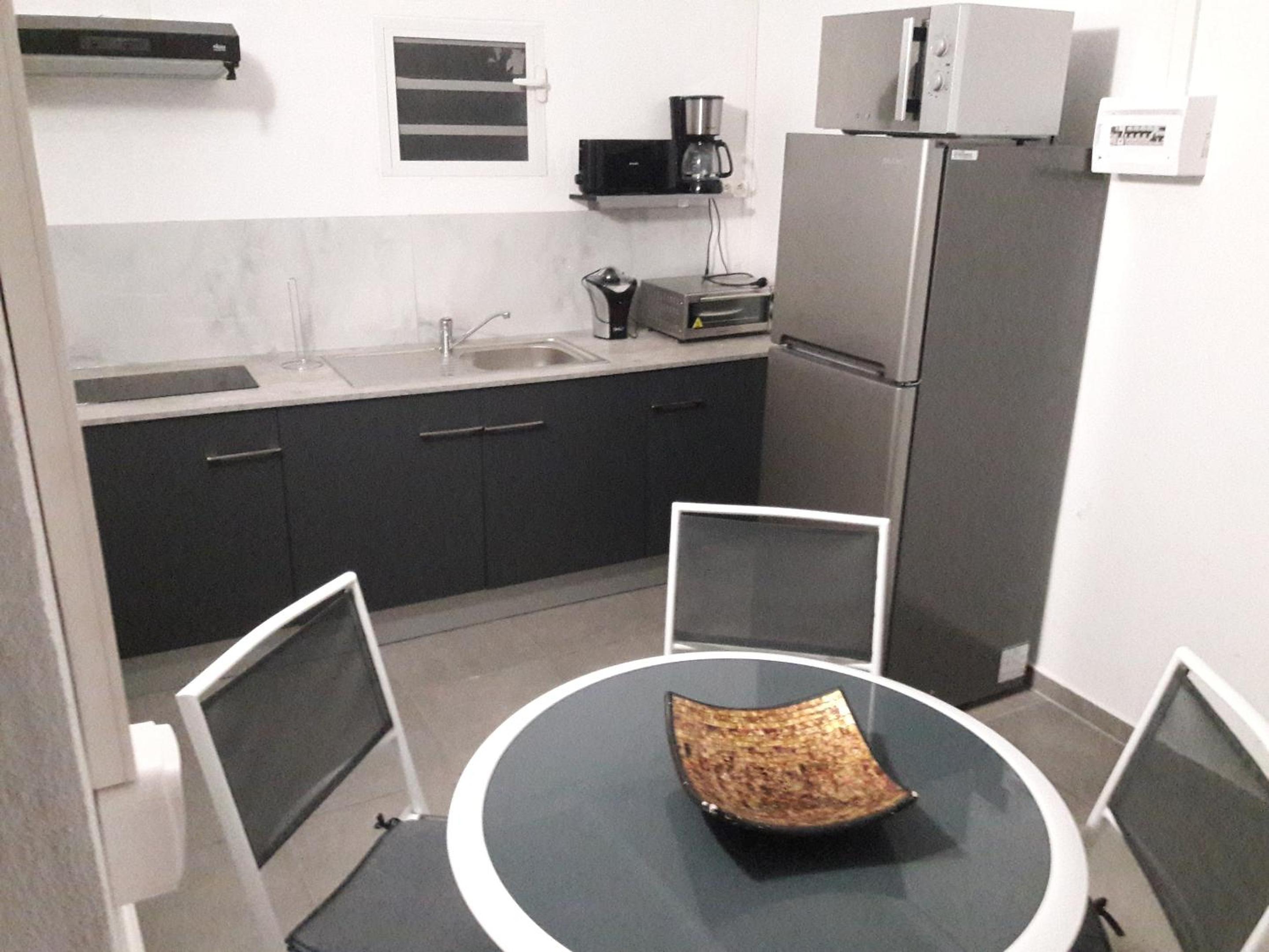 Charmante Maison à Sainte-Rose avec Jacuzzi et Piscine view 4