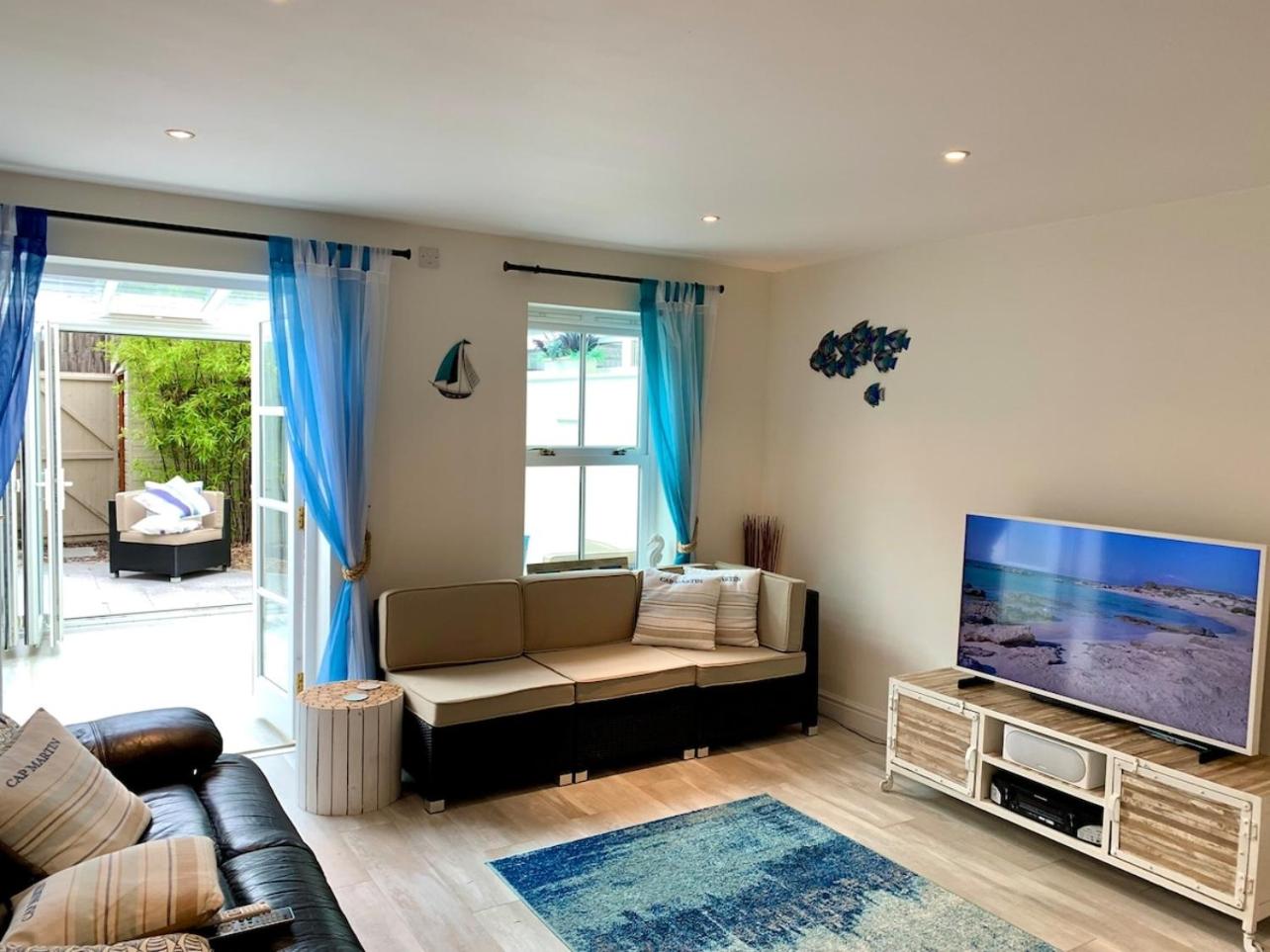 Modern & Stylish Peaceful House near Station view 2